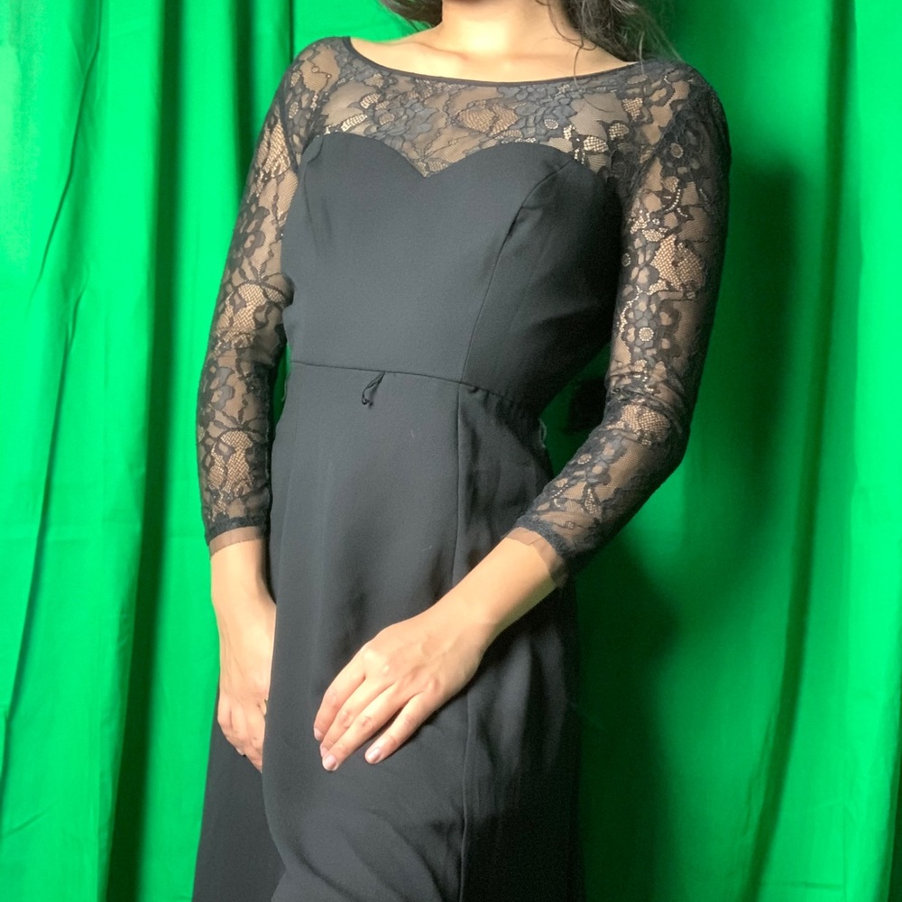 Gorgeous lace sleeve dress black